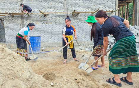 Chị em miền Trung chung sức xây nhà cho người khó