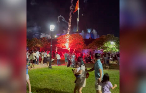 Du khách hốt hoảng bỏ chạy, tránh hỏa pháo đại bác ở Kỳ đài Huế