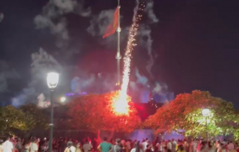 Du khách hốt hoảng bỏ chạy do sợ hỏa pháo đại bác rơi trúng đầu