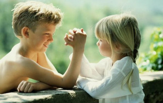 Phải làm gì khi người yêu vẫn ngủ chung phòng với em gái đã lớn?
