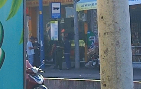 2 thanh niên bịt mặt, dùng búa đập kính cướp tiệm vàng ở Hóc Môn