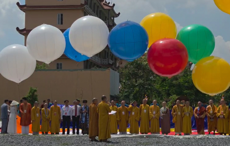 Chiêm ngưỡng Đại kỳ Phật giáo 500m2 được thả lên bầu trời