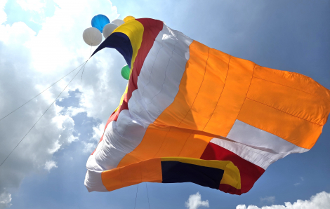 Đại Phật kỳ lớn nhất thế giới tung bay tại đại lễ Vesak Liên hợp quốc 2025