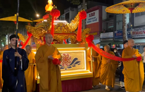 Đông đảo người dân chờ đợi Lễ rước kiệu Đức Phật đản sinh
