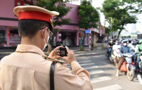 Leo lên vỉa hè đi cho thoáng, nhiều tài xế bị CSGT ghi hình phạt nguội