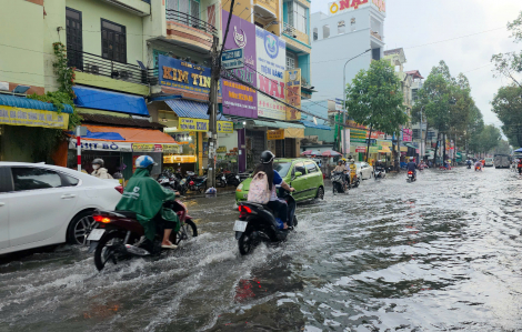 Nhiều tuyến đường ở Cần Thơ ngập nặng do mưa lớn