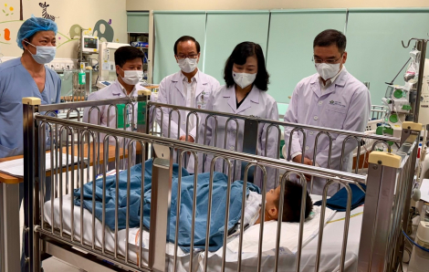 Thăm bé trai bị tai nạn, Bộ trưởng Bộ Y tế khẳng định "cấp cứu người bệnh là ưu tiên hàng đầu"