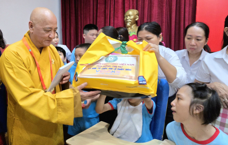 Thăm, tặng quà cho 230 trẻ khuyết tật trong khuôn khổ chương trình Đại lễ Vesak 2025