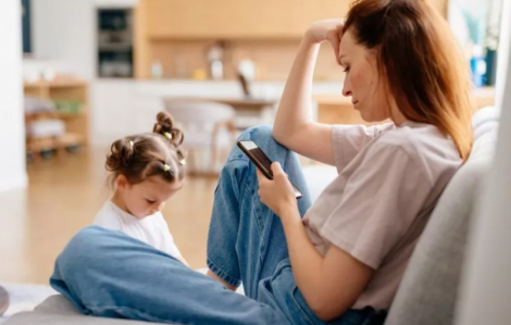 Cha mẹ sử dụng điện thoại sẽ gây hại cho sức khỏe và sự phát triển của trẻ