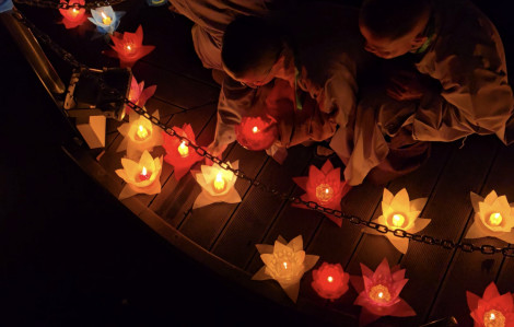 Lễ thả đèn hoa đăng cầu nguyện cho quốc thái dân an