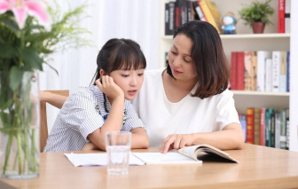 Mẹ luôn dạy con gái sống thực dụng