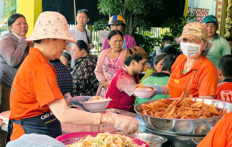 Bếp ăn từ thiện nơi góc phố