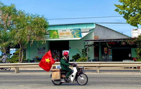 Cựu binh chạy xe máy hơn 1.300km từ quê Bác đến TPHCM để xem diễu binh: Đất nước mình đẹp quá!