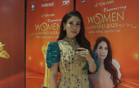 Lý Hương nhận giải Bông Hồng Quyền Lực 2025 cùng mẹ và gia đình