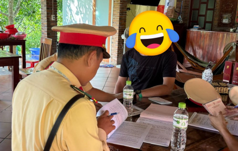 Du khách quốc tế điều khiển xe máy không đội nón bảo hiểm, thả hai tay ở Phú Quốc