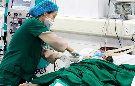 Người đàn ông liệt nửa người, nhiễm độc não do nghiện rượu