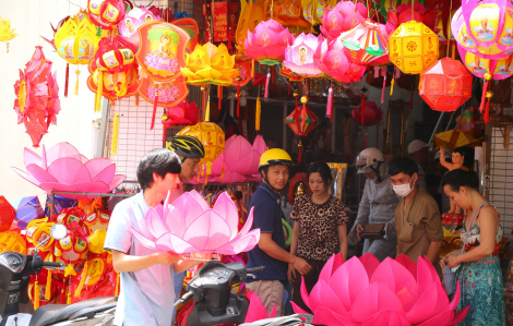 Phố lồng đèn Cố đô Huế rực rỡ sắc màu mừng đại lễ Phật đản