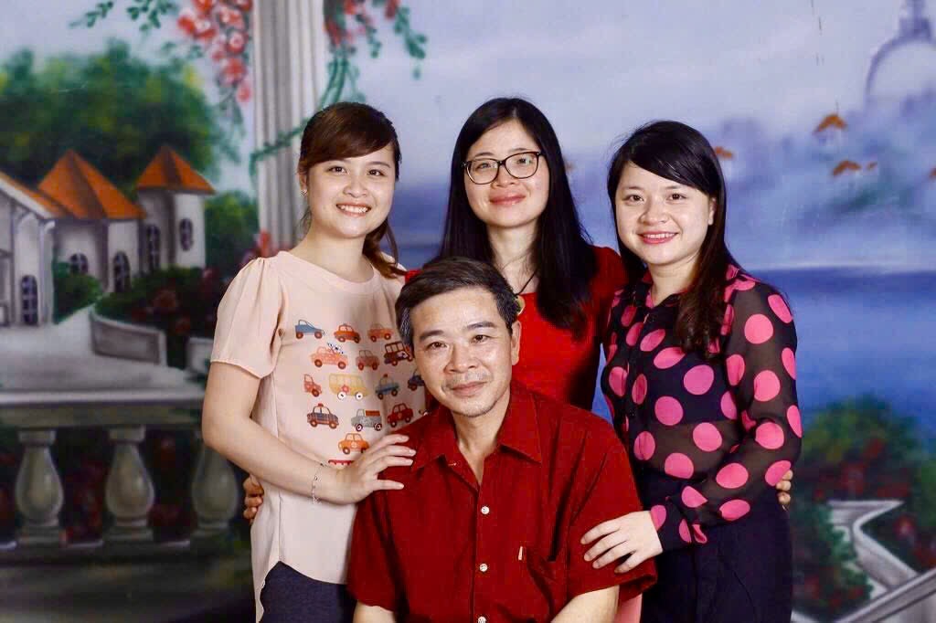 Chị Nguyễn Thị Thúy An (đứng giữa) cùng bố và hai em gái