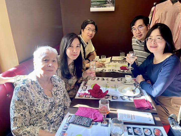 Chị Nguyễn Thị Thúy An (bìa phải) và chồng cùng bạn bè ở ngày hội Áo dài Việt Nam ở Paris, tháng 9/2024