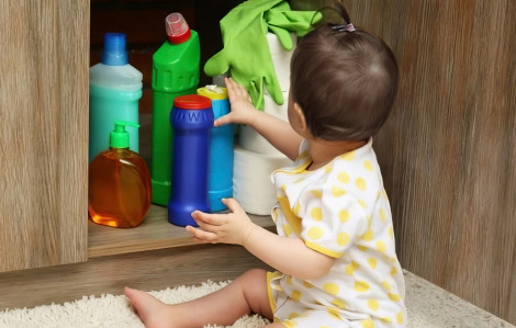 Bé gái 2 tuổi suýt nguy kịch vì uống nhầm bột thông cống