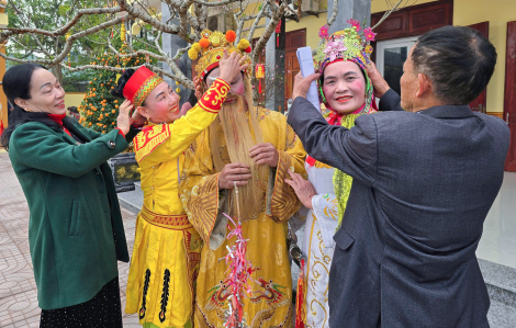 Hơn 20 năm mày mò may trang phục, giữ “linh hồn” cho tuồng cổ