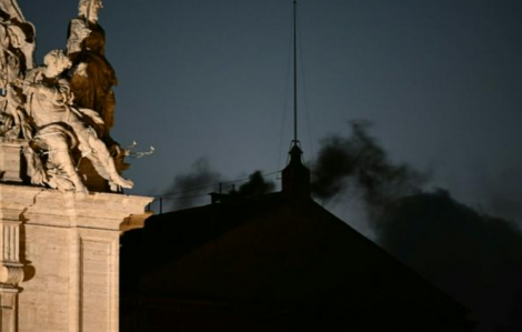 Khói đen ở Nhà nguyện Sistine: Các hồng y chưa bầu được Giáo hoàng mới