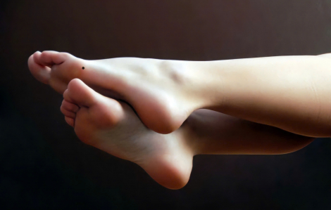 Từ một chấm đen nhỏ, phải cắt cụt ngón chân