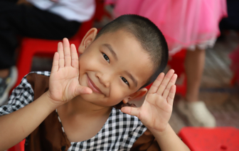 Học sinh xã đảo Thạnh An hạnh phúc nhận quà, học bổng từ Báo Phụ nữ TPHCM