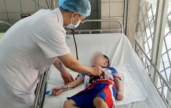 Nghịch dây rút quần, bé trai nguy kịch vì "tự thắt cổ" mình