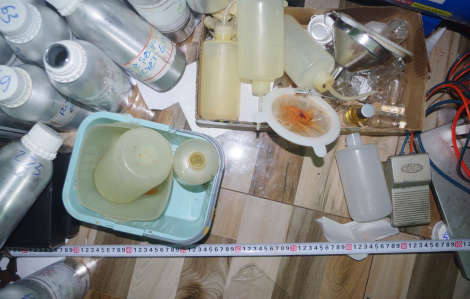 3 đối tượng ở thành phố Đồng Xoài sản xuất nước hoa giả... bằng máy đánh trứng