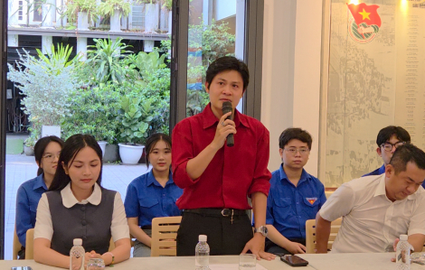 Nhạc sĩ Nguyễn Văn Chung khóc, nhớ mẹ khi được vinh danh với ‘Viết tiếp câu chuyện hoà bình’