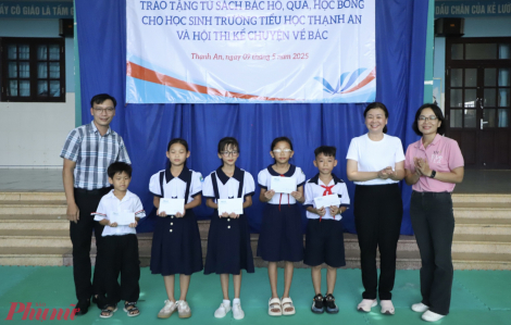 Tủ sách Bác Hồ của Báo Phụ nữ TPHCM về với xã đảo Thạnh An