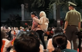 Ngày của Mẹ: Cõng mẹ đi chơi