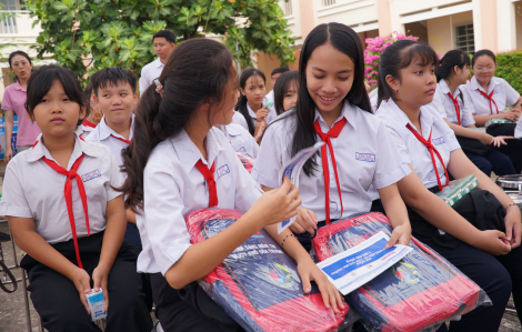 Báo Sài Gòn Giải Phóng bàn giao công trình 6 phòng học mới tại Bình Dương