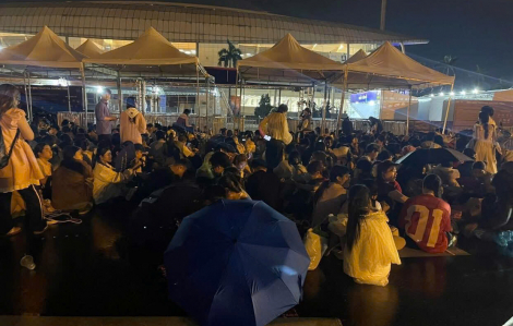 Khán giả đội mưa xuyên đêm để giành chỗ đẹp xem “Anh trai say hi”