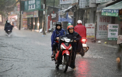 TPHCM ngập sâu trong mưa lớn sáng sớm, người dân khốn đốn giữa giờ cao điểm