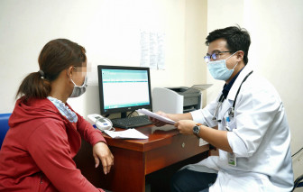 Bác sĩ chỉ đường, người bệnh bước đi