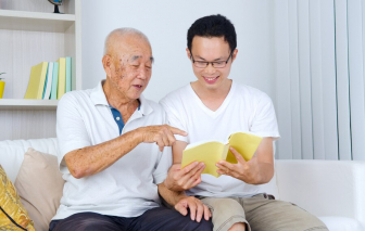 Chồng bỏ việc về quê chăm cha ốm