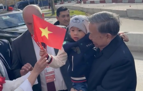 Bé trai được Tổng bí thư Tô Lâm bế, hát vang “Như có Bác Hồ trong ngày vui đại thắng” ở Quảng trường Hồ Chí Minh (Moskva)