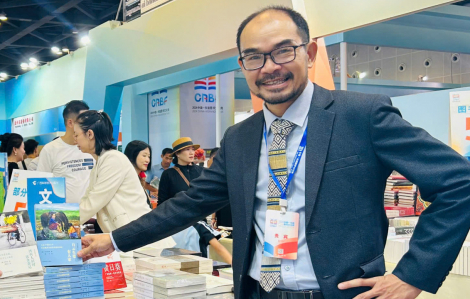 Tác giả Đỗ Quang Tuấn Hoàng: “Chữ của người H’mông được thêu thành váy...” (*)