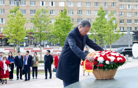 Tổng bí thư Tô Lâm dâng hoa tại Tượng đài Bác Hồ ở Nga