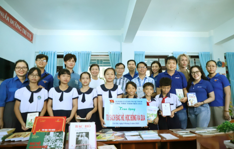 “Tủ sách Bác Hồ chắp cánh ước mơ” cho thầy trò xã đảo Thạnh An