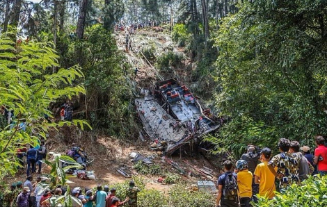 Xe buýt chở người hành hương lao xuống vực ở Sri Lanka khiến 21 người tử vong