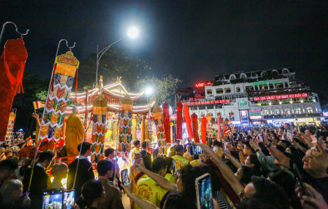 Xá lợi Phật được cung rước qua Hồ Gươm, hàng ngàn phật tử chờ chiêm bái