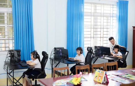 Trao tặng thư viện số hơn 100 triệu đồng cho học sinh vùng biển Ninh Thuận