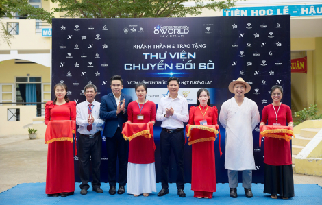 Trao tặng thư viện số hơn 100 triệu đồng cho học sinh Trường tiểu học Vĩnh Hy