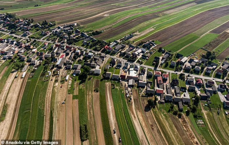 Độc đáo ngôi làng 6.000 dân sống trên một con đường