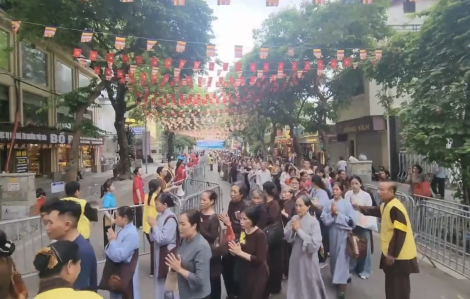 Hàng ngàn người dân đến chùa Quán Sứ chiêm bái Xá lợi Phật