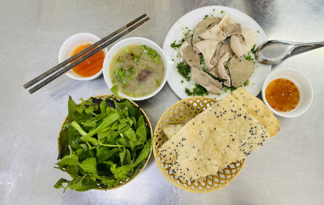 Nhớ món cháo lòng Bình Định giữa chiều mưa Sài Gòn