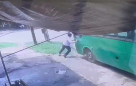 Cố chặn xe buýt bị trôi, nhân viên bị chèn tử vong